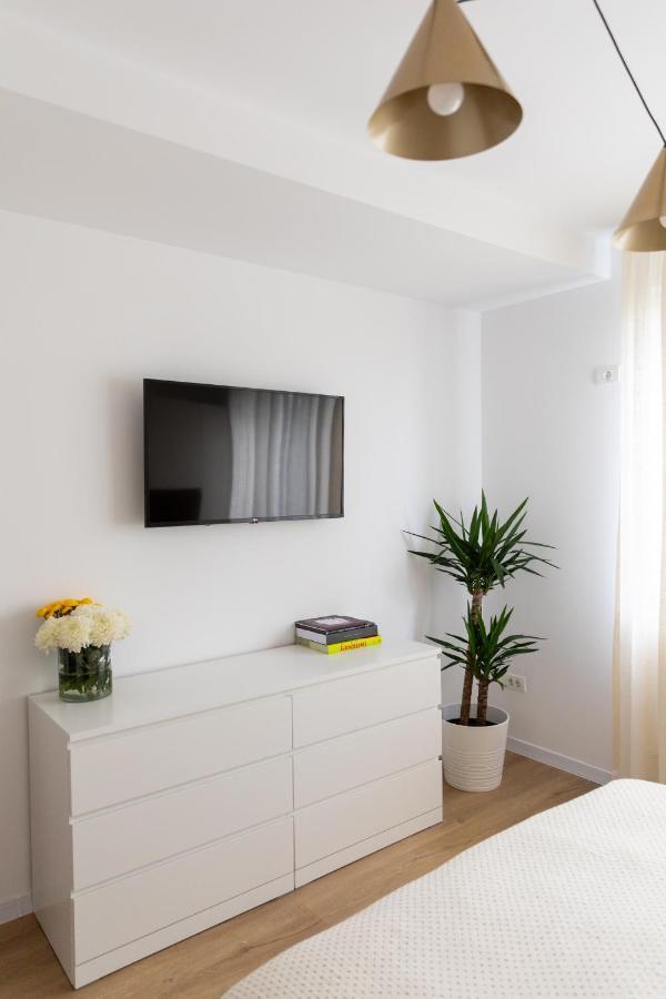 Studio 8 I One Bedroom Apartment I Airport I Therme Otopeni Exteriör bild