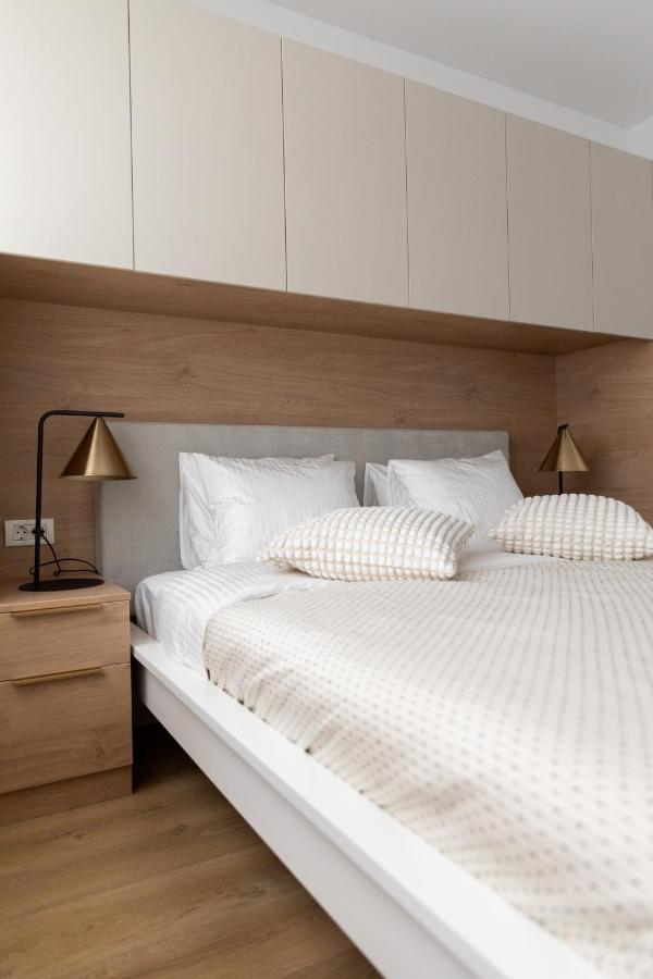 Studio 8 I One Bedroom Apartment I Airport I Therme Otopeni Exteriör bild